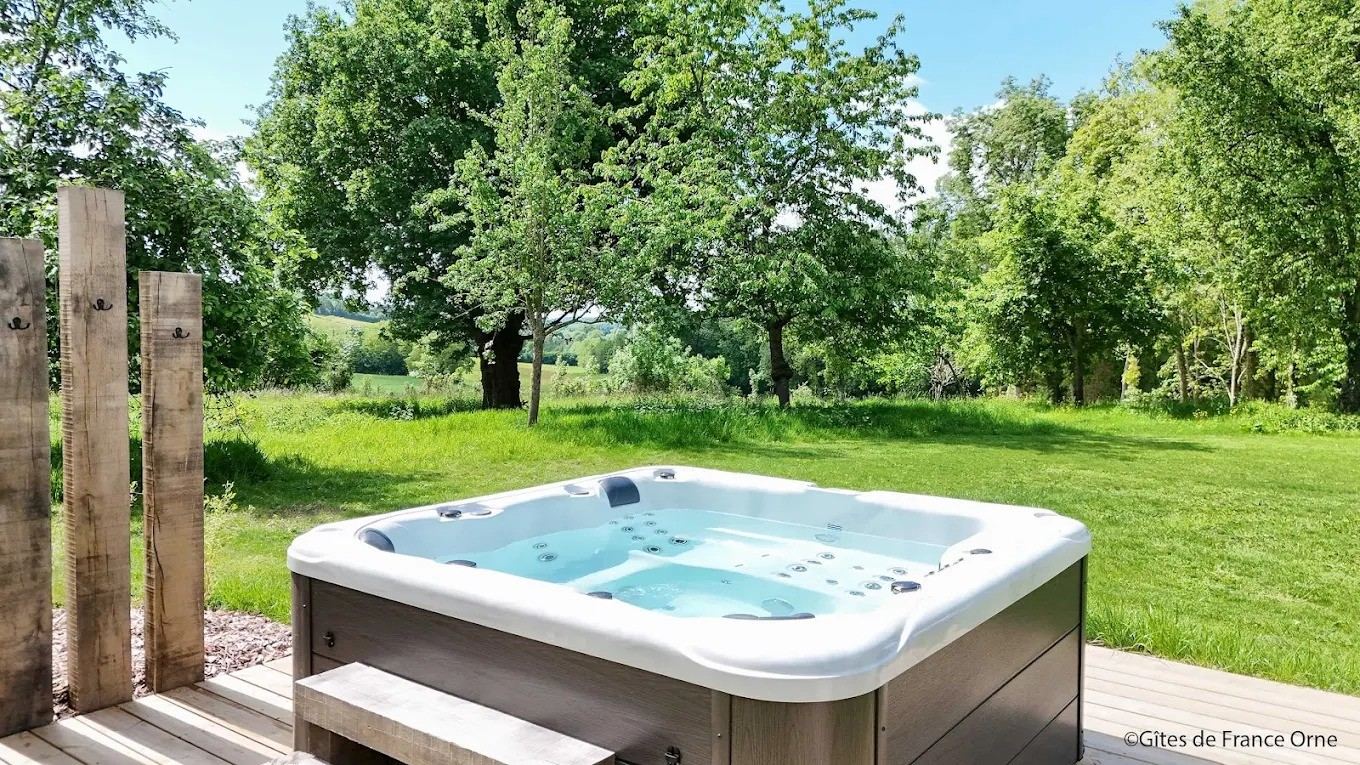 Spa extérieur 6 places au bord du verger — Maison Oiserie