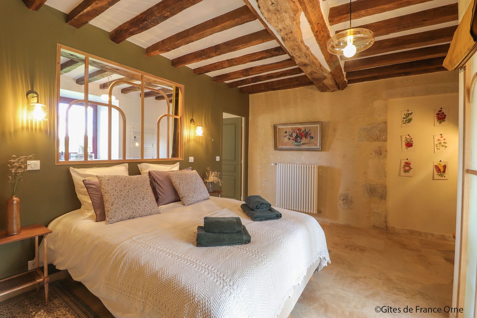 Chambre avec salle de bain privative sous les poutres — Maison Oiserie