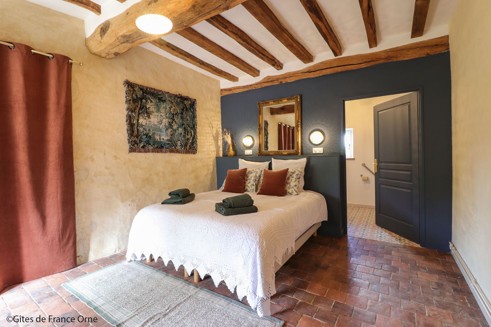 Chambre Le Merle noir, tête de lit bleu nuit et tomettes — Maison Oiserie