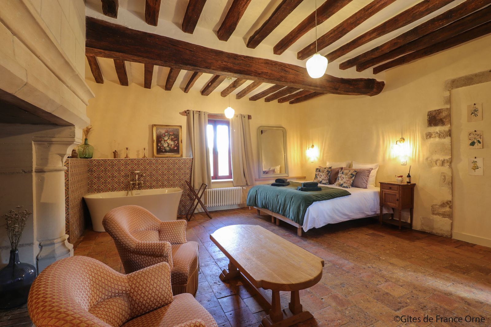 Chambre Le Rouge-gorge, lit double, fauteuils et poutres anciennes — Maison Oiserie