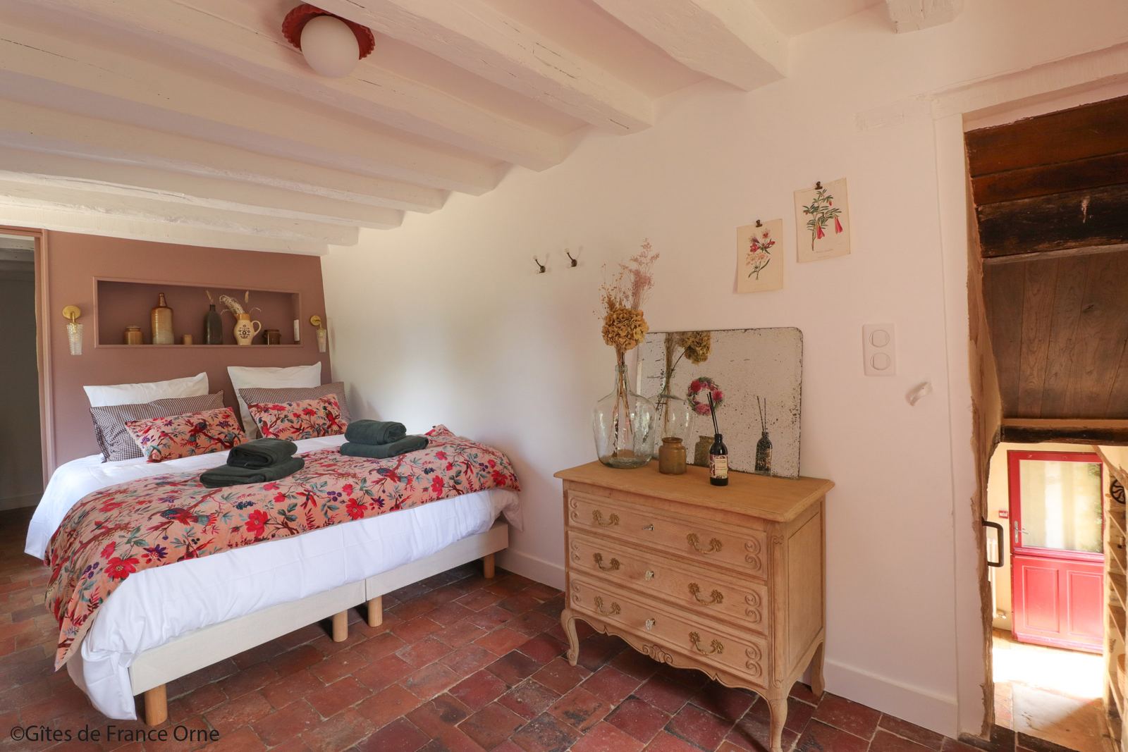 Chambre La Buse variable, lit double, commode et murs blancs sous les poutres — Maison Oiserie