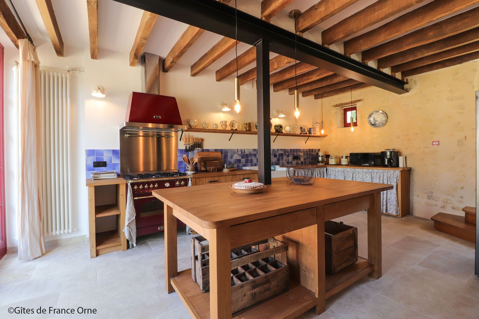 Cuisine équipée avec îlot central en chêne et piano de cuisson — Maison Oiserie
