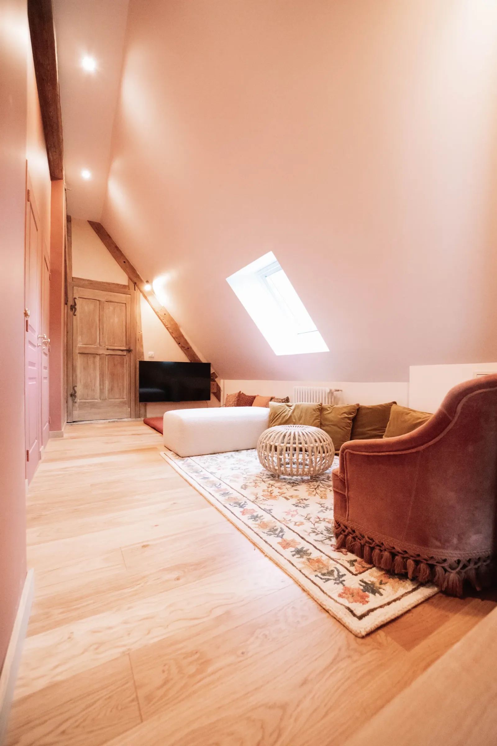 Salle TV et lecture mansardée, canapés et fauteuil en velours — Maison Oiserie