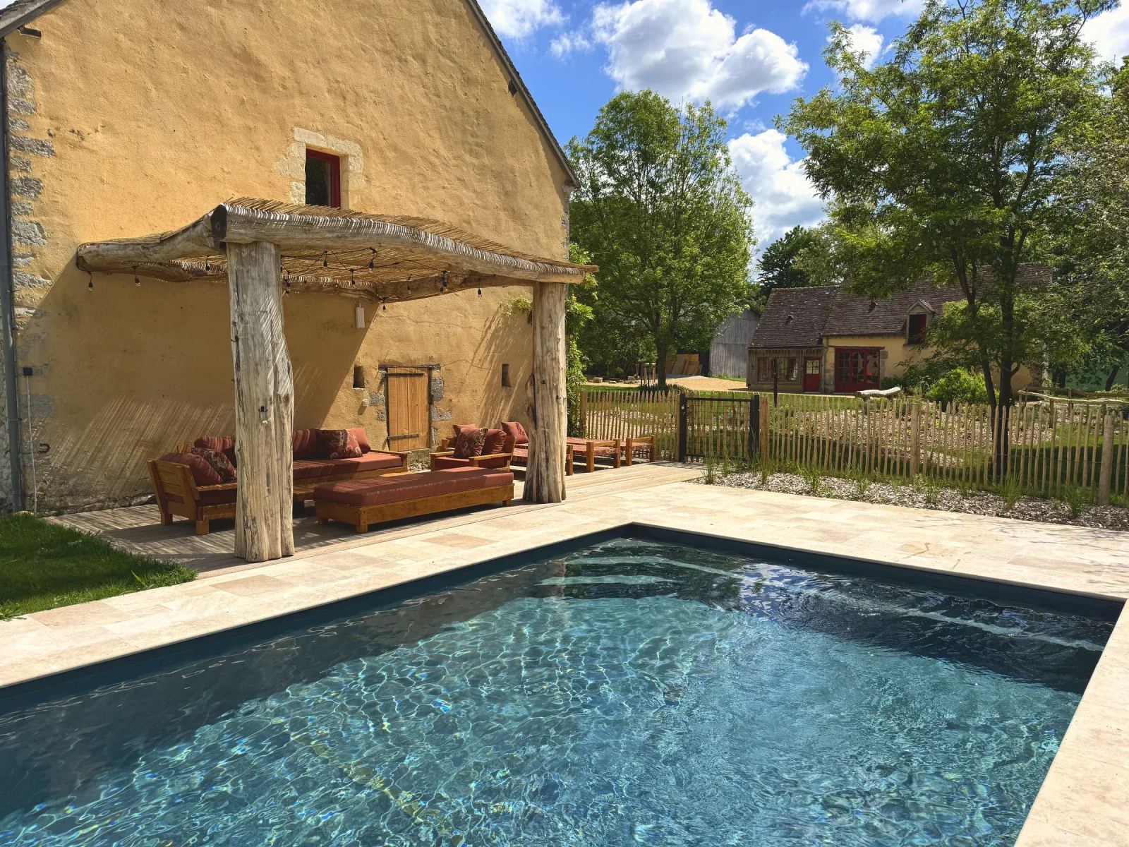 Piscine chauffée et son salon d'été couvert — Maison Oiserie