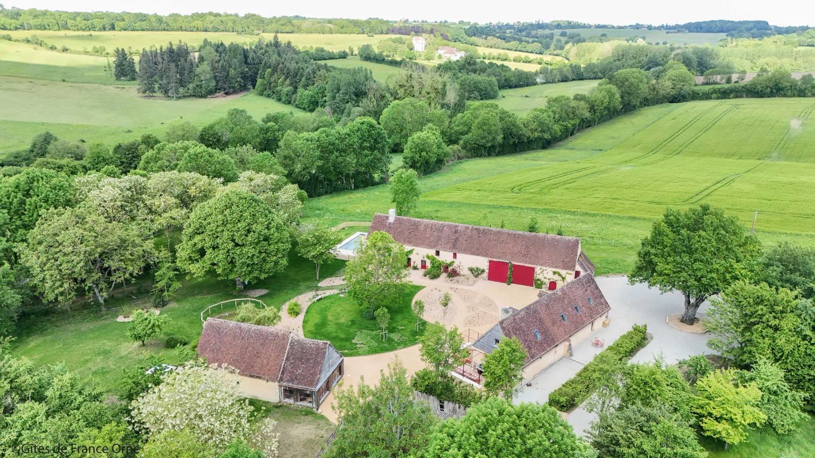 Vue aérienne des trois bâtiments de Maison Oiserie au milieu du bocage du Perche