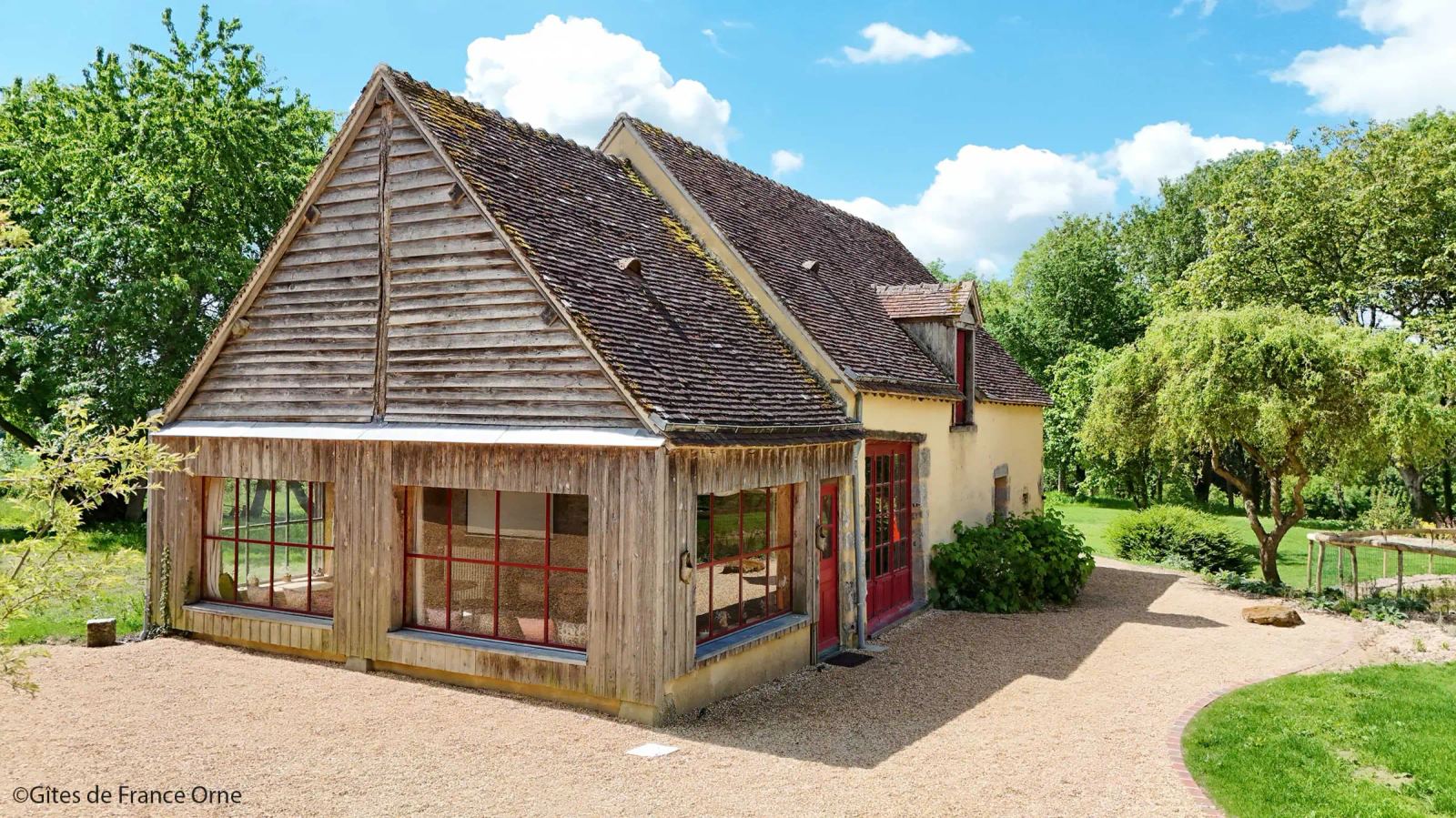 Jardin d'hiver vitré et salle de jeux, bâtiment en bois et tuiles — Maison Oiserie