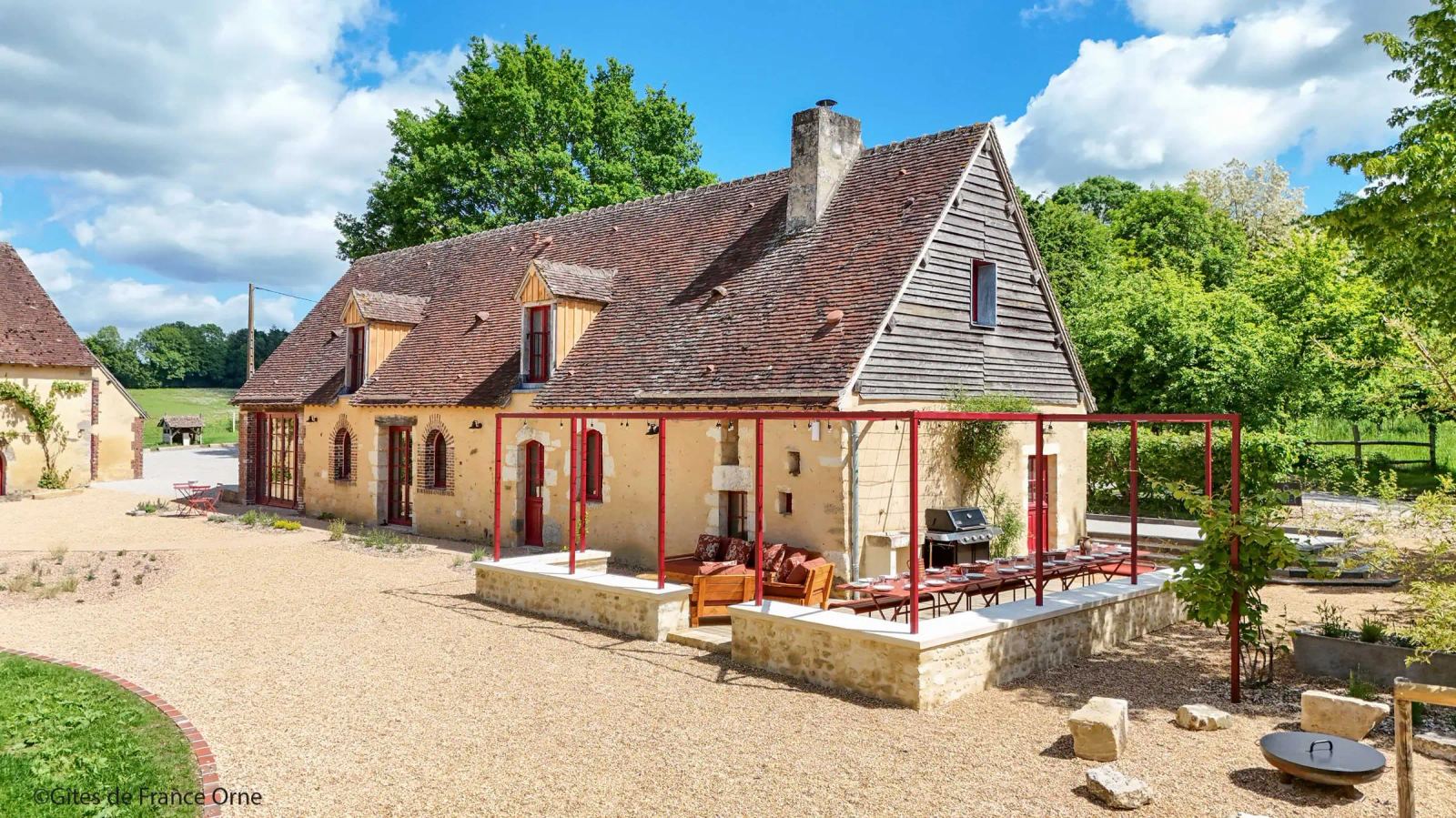 Façade en pierre et colombages de la maison principale, terrasse ombragée — Maison Oiserie