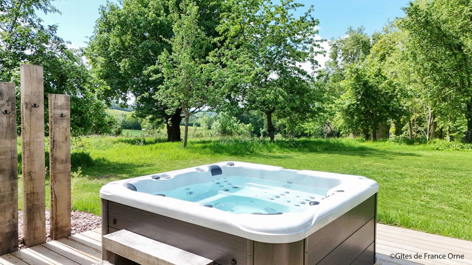 Spa extérieur chauffé à 38 °C, vue sur le verger — Maison Oiserie